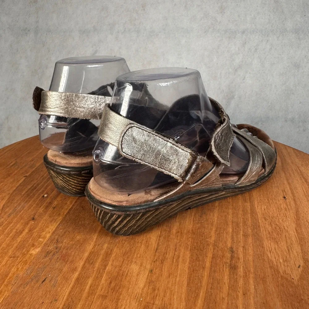 Born Wedge Sandals Womens 9 Pewter Metallic Leather Strappy Good SKU 802